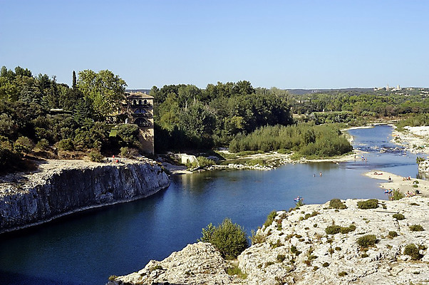 포토 JPG 해외이미지 나무 유럽 스포츠 자연 하늘 휴가 사람 풍경 사람없음 야외 물 여름 파란색 강 햇빛 태양 반사 평화 환경 계곡 침묵 흐름 프랑스 신선 보트 카누 남쪽 내추럴 생태학 프로방스 수평선 해외202004 해외포토 자연요소 식물 계절 교육 나라 컬러 컨셉 배_교통 소리 수상스포츠 방향 생태계 파일형식 이미지허브