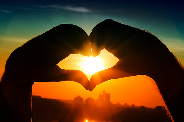 포토 JPG 해외이미지 구름 손 남자 행복 실루엣 백그라운드 컨셉 자연 하늘 발렌타인데이 건강 선물 사랑 사람 사람없음 야외 여름 파란색 빛 청춘 햇빛 태양 맑음 일몰 터치 에너지 광선 하트 잡기 심볼 사인 주기 S 광 해외202004 해외포토 자연요소 모양 알파벳 계절 감정 컬러 모션 데이이벤트 날씨 촬영기법 신체부위 노을 생태계 파일형식 이미지허브