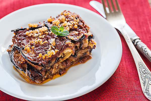 포토 JPG 해외이미지 전통 접시 음식 백그라운드 포크 토마토 채소 부분 가지 치즈 요리 사람없음 빨간색 주방 식당 식사 저녁식사 이탈리아 흰색 신선 고명 칼 정상 굽기 지중해 민트 점심식사 모짜렐라치즈 채식주의자 해외202004 해외포토 식기 유럽 바다 컬러 유제품 상점 구이 허브 채식 파일형식 이미지허브