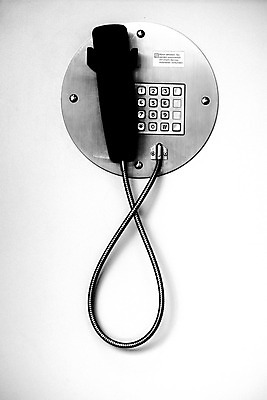 포토 JPG 해외이미지 벽 흑백 사람없음 스마트폰 장비 기구 네트워크 재산 전화기 오브젝트 해외202004 해외포토 촬영기법 금융 핸드폰 스마트기기 파일형식 이미지허브