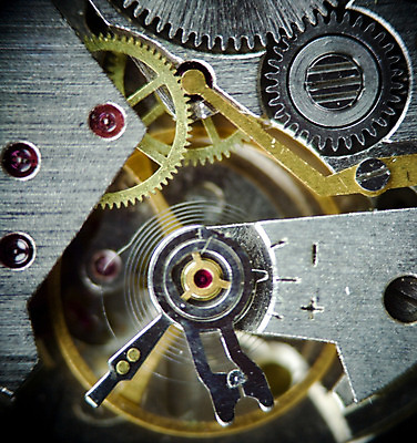 포토 JPG 해외이미지 시계 부분 유물 실내 사람없음 내부 금속 기계 골동품 시간 바퀴 원형 주머니 크리스탈 보석 철 손목시계 태엽 기어 공학 되감기 순간 옛날 철강 해외202004 해외포토 도형 전통 교육 장신구 재질 광석 파일형식 이미지허브