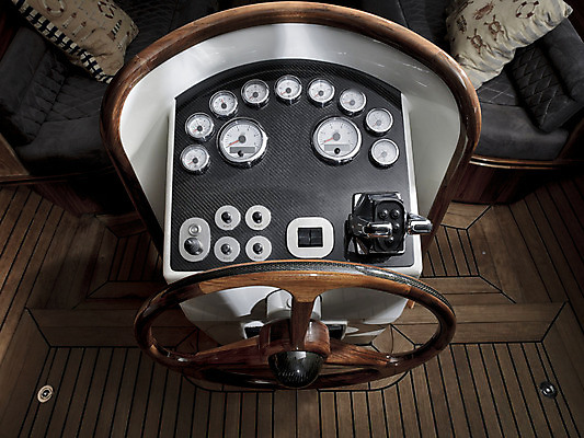 포토 JPG 해외이미지 라이프스타일 호수 교통시설 유리 사람없음 야외 목재 세로 물 수확 보트 핸들 묘사 모터보트 계기판 정물화 해외202004 해외포토 자연요소 나무 교통 농업 배_교통 재료 재질 생활 시설 그림 파일형식 이미지허브