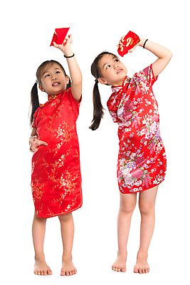 포토 JPG 해외이미지 드레스 여자 행복 아시아 종이 문화 어린이 백그라운드 돈 2 신체 가족 봉투 새로움 선물 웃음 사람 동양인 두명 빨간색 중국 희망 봄 흰색 축하 행운 치파오 연도 가득함 동쪽 길이 언니 고립 해외202004 해외포토 옷 계절 감정 나라 컬러 컨셉 관계 표정 인종 재산 전통의상 방향 자매 파일형식 이미지허브