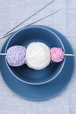 포토 JPG 해외이미지 접시 분홍색 공 3 서기 취미 사람없음 가로 평화 보라색 기쁨 회색 흰색 뜨개질 작음 큼 라일락 제비 해외202004 해외포토 식기 꽃 감정 컬러 컨셉 모션 조류 크기 파일형식 이미지허브