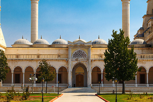 포토 JPG 해외이미지 나무 외관 종교 벽 건축양식 자연 하늘 돌담 사람없음 건물 초록색 여름 파란색 햇빛 태양 정원 맑음 나뭇가지 이슬람교 모스크 칠면조 아랍어 해외202004 해외포토 자연요소 식물 건축물 계절 건축 컬러 조류 날씨 담장 돌_바위 생태계 파일형식 이미지허브