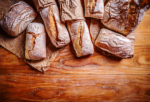 포토 JPG 해외이미지 종이 빵 사람없음 바게트 곡물빵 카피스페이스 나무배경 해외202004 해외포토 음식 백그라운드 공백 파일형식 이미지허브