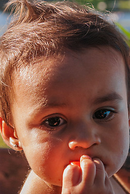 포토 JPG 해외이미지 얼굴 어린이 토마토 채소 방울토마토 한명 소녀 야외 머리 아기 닫기 먹기 결백 해외202004 해외포토 1 여자 모션 사람 신체부위 파일형식 이미지허브