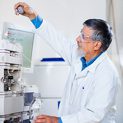 포토 JPG 해외이미지 백인 직업 1 응시 여자 남자 얼굴 과학 노동자 건강 병원 현미경 실험 한명 사람 성인 스터디 약 머리 장비 의사 코트 흰색 업무 액체 기술자 실험실 과학자 플라스크 분석 생물학 비커 고립 돌봄 화학물질 화학자 해외202004 해외포토 서양인 시선 교육 컬러 컨셉 의학 모션 실험기구 신체부위 학습 외투 의료진 작업 화학 학자 파일형식 이미지허브