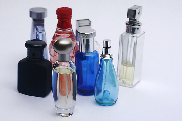 포토 JPG 해외이미지 남자 유리 사람없음 위생용품 꽃병 화장품 우아함 달콤 컨테이너 향수 오브젝트 향기 냄새 아로마 분무기 향 고립 에센스 쾰른 해외202004 해외포토 꽃 산업 생활용품 컨셉 재질 독일 사람 뷰티 맛 파일형식 이미지허브