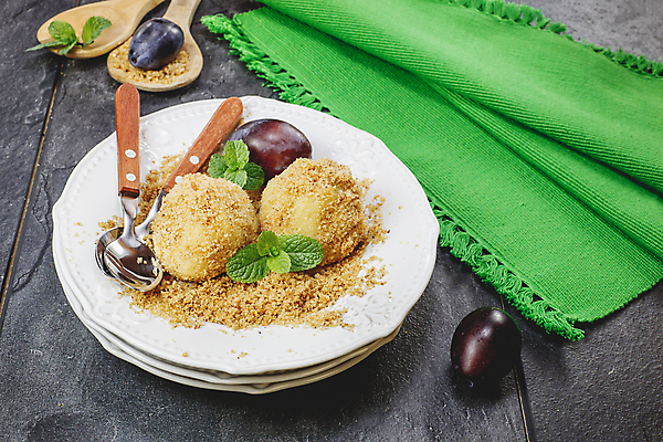 포토 JPG 해외이미지 전통 접시 유럽 음식 과일 포도 디저트 감자 독일 따뜻함 요리 사람없음 장식 쿠키 우주 수확 가을 흰색 달콤 맛 설탕 준비 반죽 서빙 체코 자두 폭식 부스러기 삶기 숙성 페스츄리 카피스페이스 해외202004 해외포토 식기 계절 나라 빵 컬러 컨셉 농업 채소 공백 파일형식 이미지허브