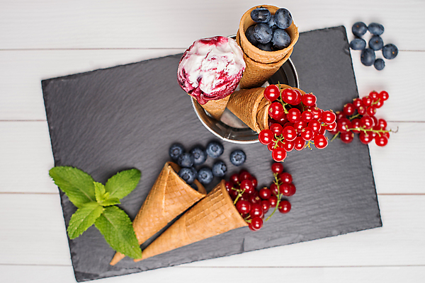 포토 JPG 해외이미지 열매 실내 사람없음 하이앵글 달콤 민트 양동이 흰배경 담기 블루베리 아이스크림콘 콘아이스크림 돌판 해외202004 해외포토 식물 뷰포인트 백그라운드 과일 모션 아이스크림 내부 돌_바위 흰색 맛 허브 콘 파일형식 이미지허브