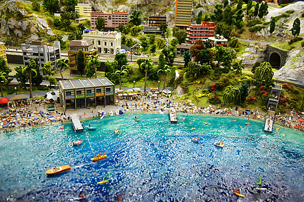 포토 JPG 해외이미지 자동차 사람없음 장난감 미니어처 도시 물가 강가 오브젝트 해외202004 해외포토 육상교통 풍경 강 모형 파일형식 이미지허브