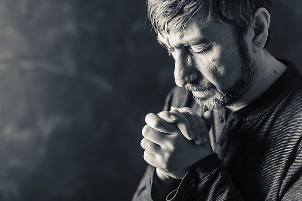 포토 JPG 해외이미지 백인 1 남자 감정 기독교 종교 얼굴 생각 손가락 관리 한명 사람 성인 빛 머리 교회 믿음 검은색 어둠 희망 슬픔 흰색 기도 울음 질문 명상 용서 장례 숭배 신앙심 충실 해외202004 해외포토 서양인 손 컬러 컨셉 종교건축 표정 건물 신체부위 파일형식 이미지허브