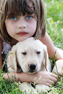 포토 JPG 해외이미지 동물 백인 1 여자 어린이 새끼 밭 휴식 함께함 실험 한명 사람 잔디 야외 세로 여름 친구 반려동물 청춘 눕기 봄 흰색 아기 개 골든리트리버 리트리버 강아지 작음 래브라도리트리버 기르기 지능 해외202004 해외포토 서양인 식물 계절 컬러 컨셉 농업 포유류 관계 모션 크기 돌봄 파일형식 이미지허브