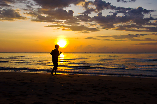 포토 JPG 해외이미지 구름 라이프스타일 남자 행복 실루엣 모래 파도 바다 여행 자연 하늘 휴가 휴식 건강 사람 풍경 성인 사람없음 야외 물 달리기 운동 태양 평화 일출 검은색 기쁨 자유 싱글 무료 해외202004 해외포토 자연요소 감정 컬러 컨셉 모션 촬영기법 생활 노을 생태계 파일형식 이미지허브