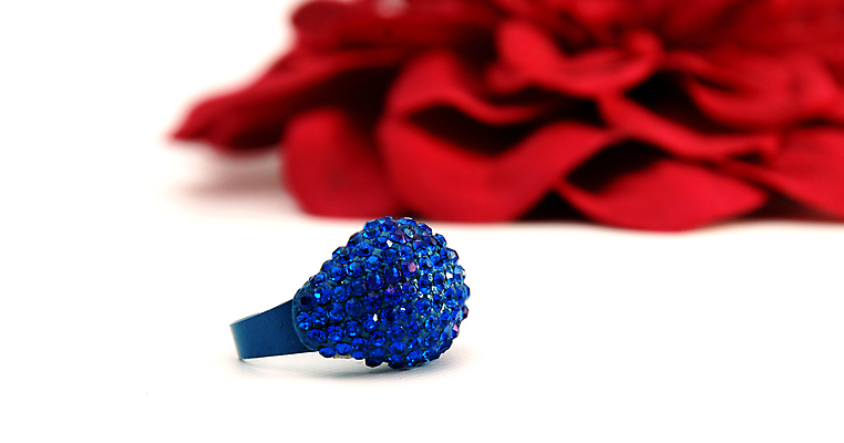 포토 JPG 해외이미지 기념일 결혼 백그라운드 신혼부부 발렌타인데이 사랑 사람없음 빛 반사 금속 흰색 축하 반지 재산 황금 고급 은색 보석 심볼 오브젝트 만들기 다이아몬드 백금 해외202004 해외포토 부부 감정 컬러 컨셉 장신구 모션 데이이벤트 재질 이벤트 금융 광석 신혼 파일형식 이미지허브