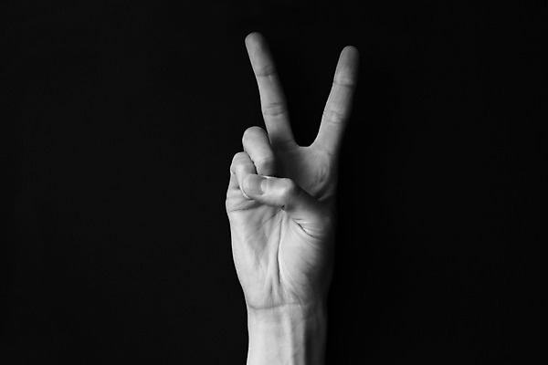 포토 JPG 해외이미지 모양 백인 1 손 디자인 알파벳 여자 교육 백그라운드 컨셉 신체 통신 손가락 건강 미술 사람 손짓 사람없음 검은색 흰색 표현 장애인 편지 심볼 사인 장애 소통 고립 그만 맞춤법 벙어리 번역 해외202004 해외포토 서양인 영어 컬러 모션 문화예술 한글 신체부위 파일형식 이미지허브