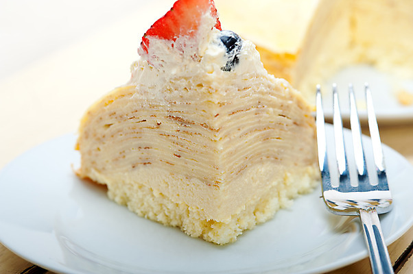 포토 JPG 해외이미지 접시 조각 포크 딸기 단면 사람없음 케이크 달콤 생크림 블루베리 나무탁자 크레이프 해외202004 해외포토 식기 과일 탁자 디저트 맛 크림 파일형식 이미지허브