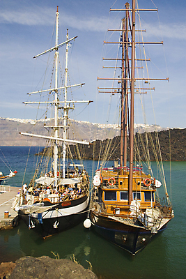 포토 JPG 해외이미지 바다 섬 여행 자연 하늘 휴가 휴식 풍경 사람없음 야외 물 여름 파란색 관광지 태양 흰색 뜨거움 투명 지중해 그리스 화산 암초 타운 산토리니 이국적 해외202004 해외포토 자연요소 계절 유럽 컬러 컨셉 산 도시 생태계 파일형식 이미지허브