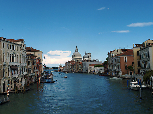 포토 JPG 해외이미지 건축양식 창문 조류 휴가 파노라마 사람없음 건물 이탈리아 궁전 기둥 보트 중세 역사 재산 모서리 곤돌라 지중해 심볼 수로 운하 베네치아 모터보트 노젓기 경례 마리아 르네상스 바로크 해외202004 해외포토 동물 건축물 건축 유럽 종교 바다 고건축 배_교통 모션 촬영기법 금융 인사 파일형식 이미지허브