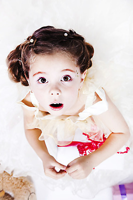 포토 JPG 해외이미지 백인 드레스 옷 딸 행복 별 얼굴 어린이 인형 놀이 천사 요정 선물 한명 사람 금발 장난감 파티 꿈 흰색 축하 공상 마법 여왕 걸음마 몽환 해외202004 해외포토 자연요소 서양인 1 헤어스타일 감정 컬러 컨셉 가족 모션 이벤트 신체부위 파일형식 이미지허브