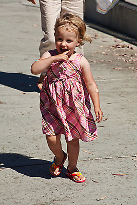 포토 JPG 해외이미지 백인 공원 여자 딸 유럽 어린이 가족 놀이 한명 야외 여름 금발 기쁨 아기 도시 미끄럼틀 놀이터 캘리포니아 마야 쉬는시간 걸음마 해외202004 해외포토 서양인 1 헤어스타일 계절 공공시설 감정 나라 관계 모션 휴식 사람 미국 놀이기구 마야문명 파일형식 이미지허브