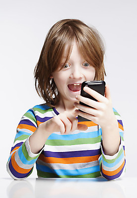 포토 JPG 해외이미지 백인 얼굴 어린이 텍스트 통신 모바일 세포 실내 한명 사람 소년 파란색 스마트폰 금발 놀람 메시지 전화기 싱글 고립 해외202004 해외포토 서양인 1 헤어스타일 남자 감정 컬러 표정 내부 신체부위 핸드폰 스마트기기 파일형식 이미지허브