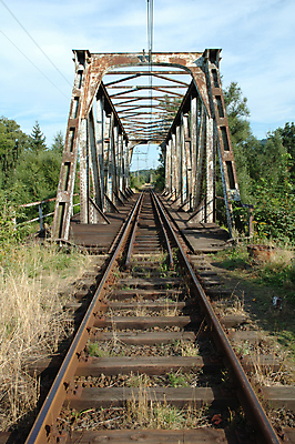 포토 JPG 해외이미지 구름 유럽 선 여행 하늘 넥타이 풍경 사람없음 목재 초록색 여름 파란색 금속 바위 흰색 철 장면 폴란드 구름다리 방법 선로 옛날 직진 철강 해외202004 해외포토 자연요소 나무 잡화 계절 나라 컬러 재료 재질 돌_바위 다리_건축물 파일형식 이미지허브