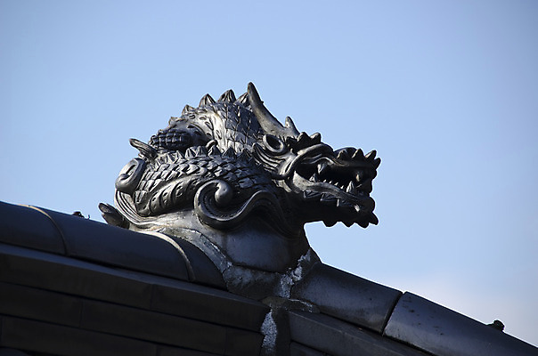 포토 JPG 해외이미지 전통 아시아 문화 여행 건축양식 하늘 지붕 저울 미술 동양인 사람없음 건물 장식 파란색 조각상 금속 일본 용 사찰 놋쇠 해외202004 해외포토 건축물 건축 나라 컬러 종교건축 재질 문화예술 인종 조형물 파일형식 이미지허브