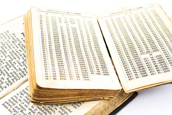 포토 JPG 해외이미지 교육 종이 문화 텍스트 학교 사람없음 책 갈색 정보 골동품 오픈 수학 가르침 역사 문학 고립 옛날 문해 해외202004 해외포토 컬러 교과목 파일형식 이미지허브