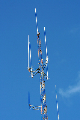 포토 JPG 해외이미지 통신 하늘 무선통신 안테나 사람없음 파란색 탑 무선전화기 전화기 라디오 신호 방송 소통 해외202004 해외포토 건축물 컬러 컨셉 전자제품 파일형식 이미지허브