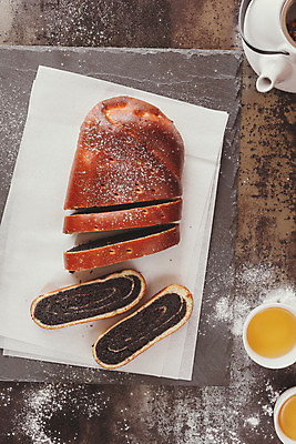 포토 JPG 해외이미지 전통 음식 조각 부분 탁자 휴가 디저트 요리 씨앗 사람없음 컵 갈색 우주 케이크 주방 칠판 빵집 수확 껍질 흰색 대접 달콤 냄비 정상 가루 설탕 굽기 준비 슬라이스 퍼프 롤 양귀비 레시피 고립 석판 페스츄리 핸드메이드 해외202004 해외포토 식물 식기 꽃 빵 컬러 가구 농업 상점 맛 솥 구이 파일형식 이미지허브