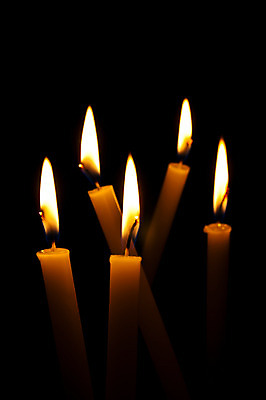 포토 JPG 해외이미지 종교 선 백그라운드 불교 촛불 불 휴가 불꽃 조명 사람없음 장식 빛 노란색 교회 검은색 어둠 침묵 기도 축하 뜨거움 그룹 영혼 야간 명상 오브젝트 신성 노려봄 고립 광 신앙심 화상 해외202004 해외포토 자연요소 컬러 컨셉 초 종교건축 표정 건물 소리 상처 파일형식 이미지허브