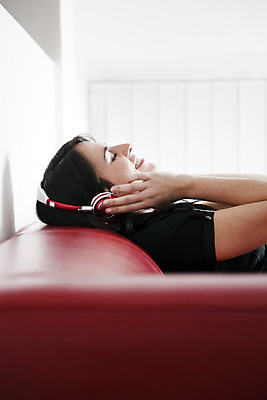 포토 JPG 해외이미지 백인 행복 음악 가정 청소년 휴식 주택 갈색머리 실내 한명 미소 사람 성인 내부 옆모습 캐주얼 빨간색 세로 30대 소파 헤드폰 기댐 소리 듣기 거짓말 성인여자만 카피스페이스 해외202004 해외포토 서양인 1 헤어스타일 옷 감정 뷰포인트 컬러 음향기기 컨셉 의자 모션 문화예술 표정 건물 장년 공백 여자만 성인만 파일형식 이미지허브