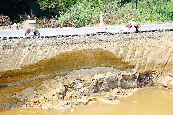 포토 JPG 해외이미지 산업 도로 백그라운드 컨셉 패턴 밭 교통시설 태국 추상 거리 사람없음 야외 물 손상 슬픔 구멍 비교 위험 땅 질감 조경 먼지 점토 의사봉 문제 깨짐 재앙 해외202004 해외포토 자연요소 감정 아시아 길 교통 무늬 농업 시설 파일형식 이미지허브