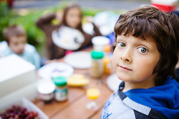 포토 JPG 해외이미지 백인 행복 어린이 음식 가족 탁자 아침 한명 소년 야외 식사 캠핑 아침식사 속도 남동생 해외202004 해외포토 주간 서양인 1 남자 감정 가구 관계 레저 사람 동생 파일형식 이미지허브