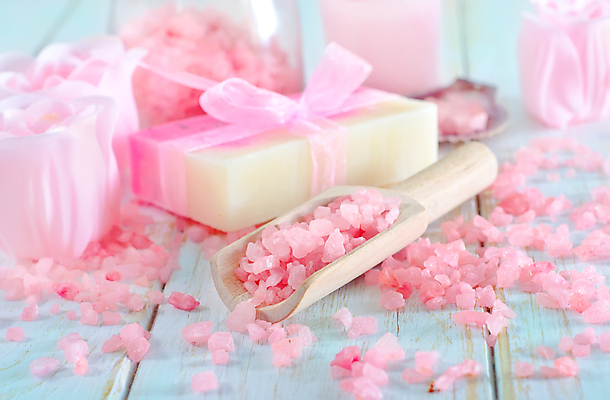 포토 JPG 해외이미지 리본 분홍색 사람없음 장미 스파 아로마 스파용품 비누 향초 아로마테라피 스쿱 입욕소금 해외202004 해외포토 꽃 컬러 초 위생용품 미용용품 오브젝트 소금 테라피 파일형식 이미지허브