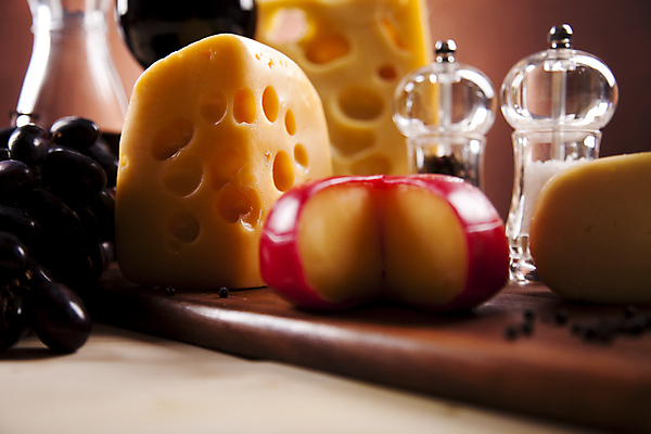 포토 JPG 해외이미지 포도 치즈 종류 근접촬영 사람없음 와인 다양 나무도마 소스통 갈색배경 해외202004 해외포토 뷰포인트 다수 백그라운드 과일 유제품 도마 주류 통 목재 갈색 소스_음식 파일형식 이미지허브