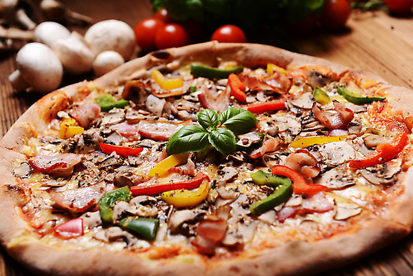 포토 JPG 해외이미지 조각 토마토 치즈 피자 패스트푸드 요리 사람없음 주방 식사 저녁식사 이탈리아 최고 고급 닫기 정크푸드 굽기 올리브 햄 바질 점심식사 모짜렐라치즈 살라미 페퍼로니 핸드메이드 해외202004 해외포토 열매 유럽 컨셉 채소 모션 유제품 서양음식 육류 소시지 인스턴트 구이 파일형식 이미지허브