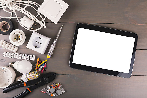 포토 JPG 해외이미지 전구 탁자 사람없음 노트북 빛 디지털 회색 흰색 콘센트 플러그 펜치 목업 카피스페이스 해외202004 해외포토 컬러 가구 전자제품 공백 공구 파일형식 이미지허브