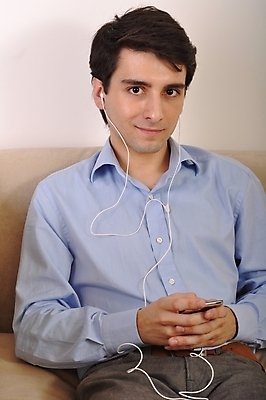 포토 JPG 해외이미지 백인 1 라이프스타일 응시 남자 행복 음악 셔츠 휴식 주택 실내 한명 미소 사람 앉기 20대 성인 내부 파란색 소파 헤드폰 소리 방 듣기 MP3 싱글 오디오 리빙 해외202004 해외포토 서양인 시선 감정 컬러 음향기기 컨셉 상의 의자 모션 문화예술 표정 청년 건물 생활 전자제품 파일형식 이미지허브