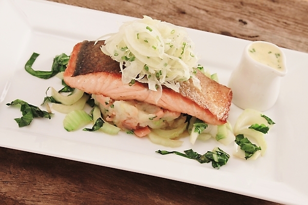 포토 JPG 해외이미지 그릇 음식 채소 스테이크 요리 사람없음 식사 저녁식사 먹기 준비 연어 건강식 점심식사 해외202004 해외포토 식기 모션 서양음식 어류 파일형식 이미지허브