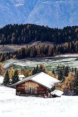 포토 JPG 해외이미지 나무 계절 공원 유럽 여행 백그라운드 겨울 자연 하늘 휴가 산 파노라마 국립공원 풍경 사람없음 야외 파란색 여행객 마을 계곡 놀람 이탈리아 하이킹 추위 가을 보트 숲 휴양지 알프스 완벽 절정 눈내림 해외202004 해외포토 식물 공공시설 감정 나라 컬러 컨셉 배_교통 레저 눈_날씨 촬영기법 표정 사람 장소 생태계 파일형식 이미지허브