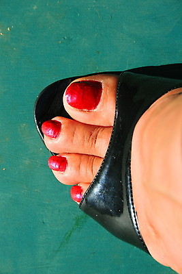 포토 JPG 해외이미지 디자인 여자 신발 신체 사람없음 빨간색 빛 유행 검은색 가죽 디자이너 손톱 묘사 강렬 양발 페디큐어 스타일 세련 해외202004 해외포토 직업 손 컬러 사람 뷰티 파일형식 이미지허브