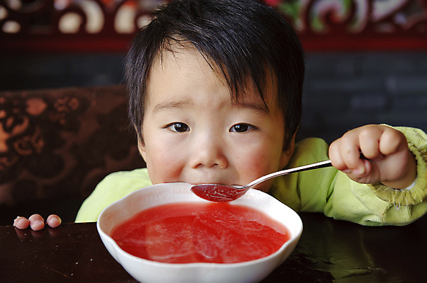 포토 JPG 해외이미지 손 아시아 음료 어린이 음식 장난 쟁반 건강 한명 사람 앉기 동양인 소년 머리 식사 중국 자녀 아기 잡기 입 달콤 수프 먹기 소중 연습 어깨 천진난만 유일 해외202004 해외포토 1 남자 나라 컨셉 모션 인종 신체부위 맛 파일형식 이미지허브