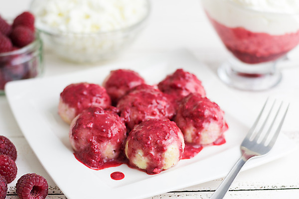 포토 JPG 해외이미지 접시 열매 음식 포크 다이어트 과일 재료 부분 공 탁자 디저트 치즈 건강 사람없음 목재 빨간색 식사 흰색 신선 사발 달콤 맛 아침식사 먹기 크림 준비 유기농 날것 산딸기 레시피 내추럴 점심식사 경단 단백질 오리지널 저지방 채식주의자 해외202004 해외포토 나무 식물 식기 웰빙 컬러 가구 컨셉 모션 유제품 사기그릇 기름_음식 채식 영양소 파일형식 이미지허브