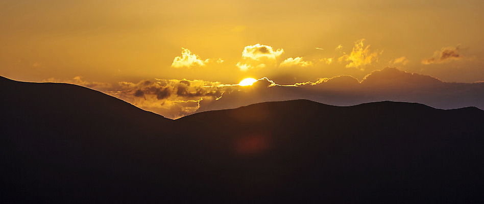 포토 JPG 해외이미지 구름 감정 실루엣 백그라운드 오렌지 자연 하늘 아침 산 풍경 사람없음 야외 빛 컬러풀 태양 노란색 일출 맑음 화목 침묵 황혼 일몰 새벽 시골 스페인 황금 저녁 언덕 산등성이 화산 장면 광 해외202004 해외포토 주간 자연요소 유럽 컬러 컨셉 과일 날씨 촬영기법 노을 소리 야간 생태계 파일형식 이미지허브