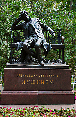 포토 JPG 해외이미지 공원 꽃 조각 건축양식 사람없음 목재 침대 역사 시력 러시아 천연기념물 랜드마크 해외202004 해외포토 나무 식물 공공시설 건축 유럽 가구 재료 파일형식 이미지허브