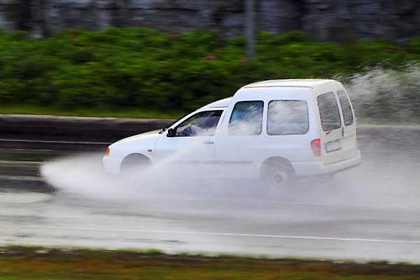 포토 JPG 해외이미지 도로 파도 포즈 교통시설 모션 자동차 날씨 거리 안전 사람없음 야외 가로 물 반사 운전 젖음 가을 도시 바퀴 개울 소프트포커스 위험 큼 아스팔트 땅 홍수 속도 타이어 폭풍 문제 빗물 범퍼 스플래쉬 해외202004 해외포토 자연요소 계절 길 육상교통 바다 교통 컨셉 촬영기법 강 비_날씨 크기 자연재해 시설 파일형식 이미지허브