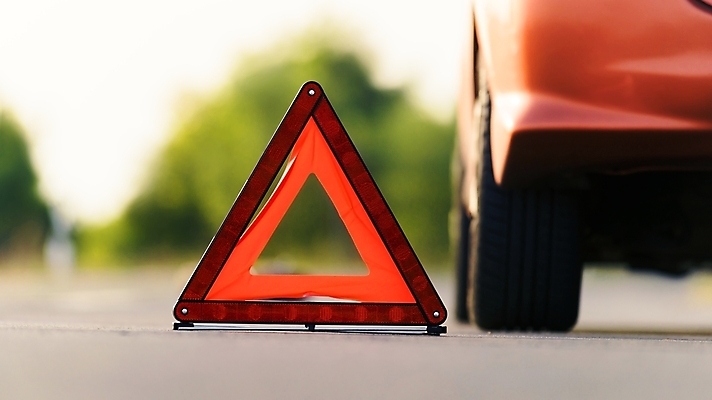 포토 JPG 해외이미지 주간 도로 자동차 사람없음 야외 아웃포커스 삼각형 위험 타이어 비상등 해외202004 해외포토 자연요소 도형 길 육상교통 컨셉 교통시설 촬영기법 파일형식 이미지허브